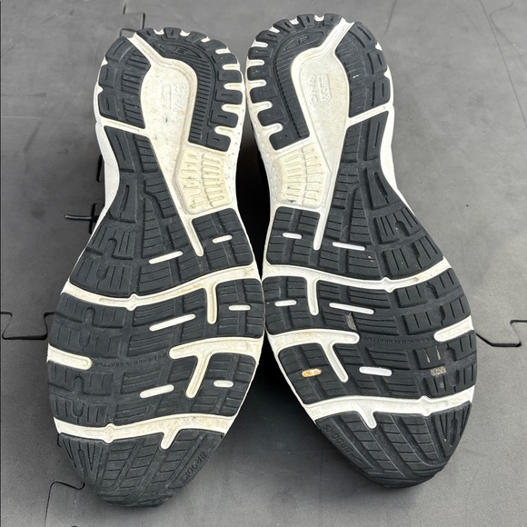 Brooks Men's Black and White Athletic Shoes size 12.5 - Picture 7 of 8